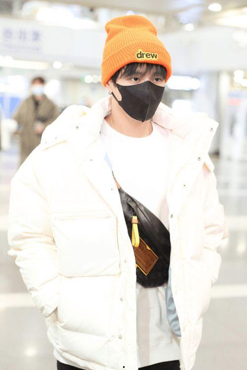 男明星灰色羽绒服穿搭,灰色羽绒服穿搭指南，演绎冬季时尚魅力