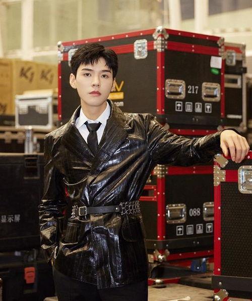 圈内人爆料热巴龚俊,圈内人爆料，这对明星情侣甜蜜互动引热议