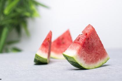 梦到自己挖到瓜吃,揭秘挖瓜吃梦的神秘寓意