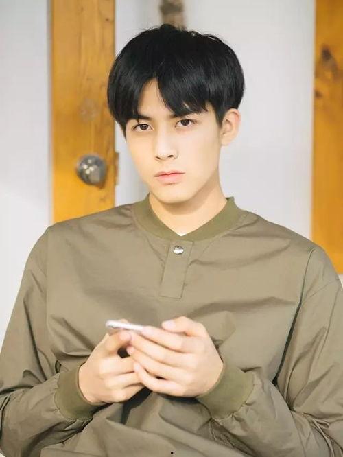 网红男生发型,网红男生独特发型的时尚解析