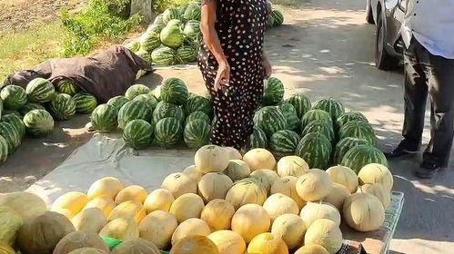 建华市场肉摊吃瓜,吃瓜群众的欢乐聚集地