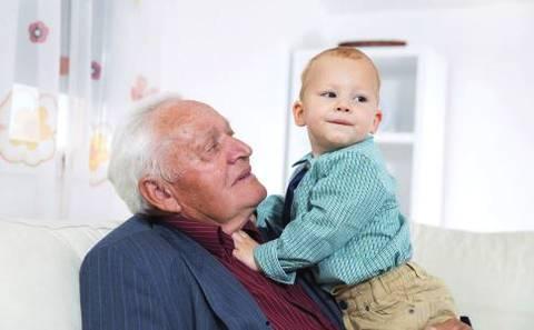 老人宝宝吃瓜照片真实,宝宝与老人共享夏日清凉时光