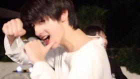 大人和小孩跳网红舞蹈,欢乐无限